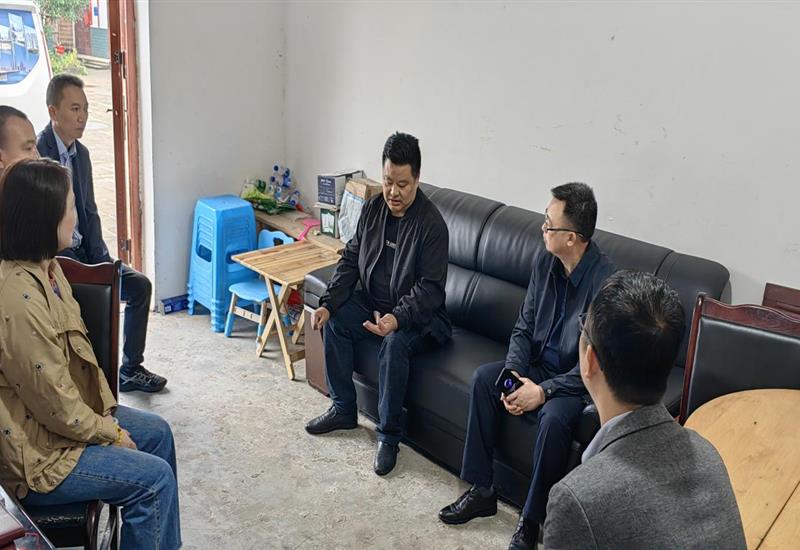 送温情、暖人心，必发集团房产班子成员走访慰问驻村工作队员_800-550